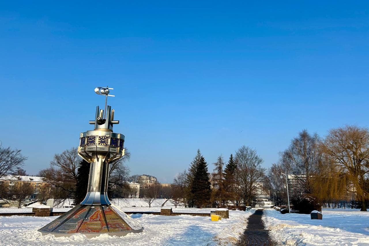 Рядом с Мировыми часами в Калининграде можно увидеть необычный валун Рядом с Мировыми часами в Калининграде можно увидеть необычный валун
