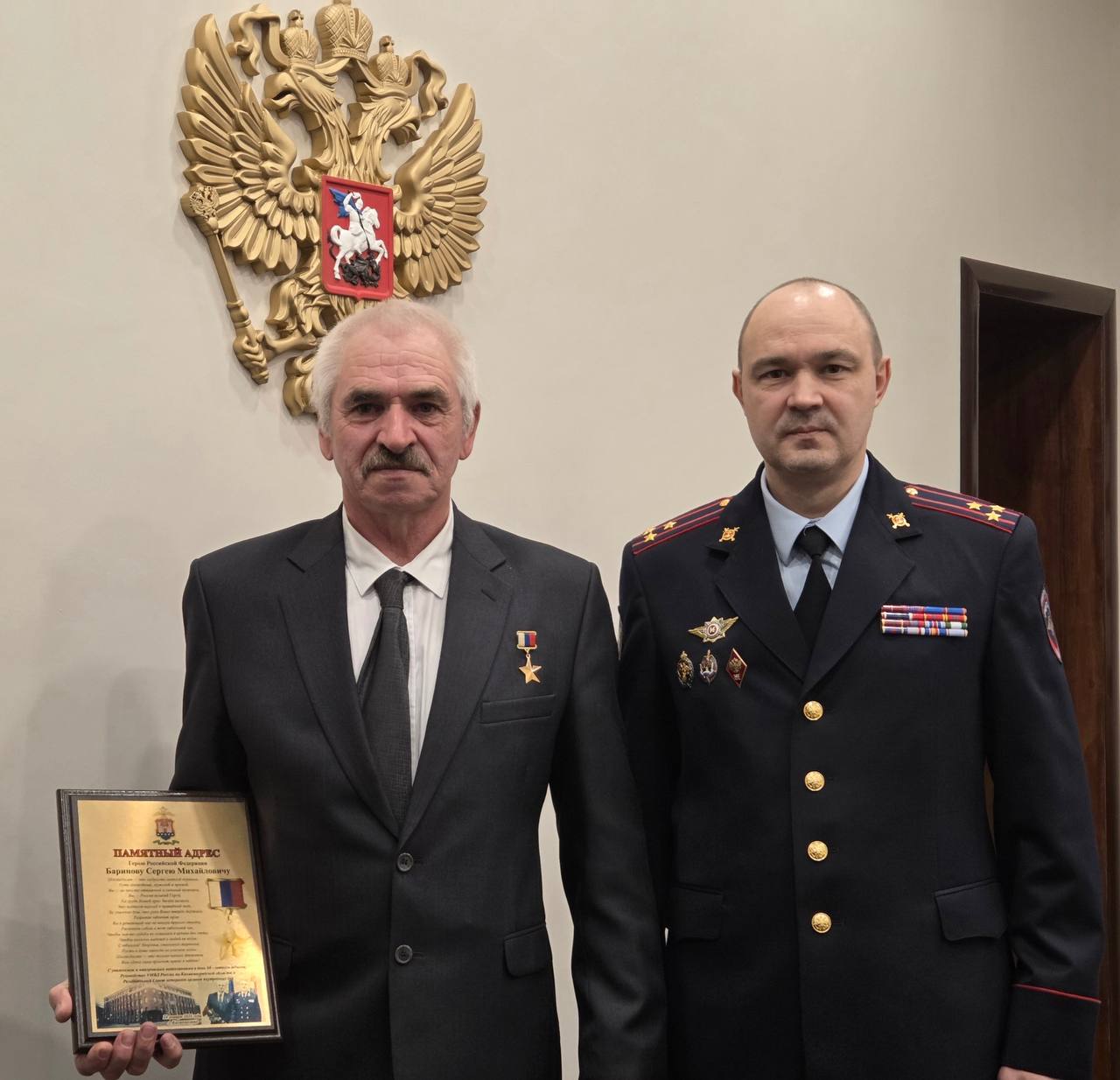 В региональном УМВД поздравили с юбилеем Героя Российской Федерации Сергея Баринова, прослужившего в органах внутренних дел больше 20 лет В региональном УМВД поздравили с юбилеем Героя Российской Федерации Сергея Баринова, прослужившего в органах внутренних дел больше 20 лет