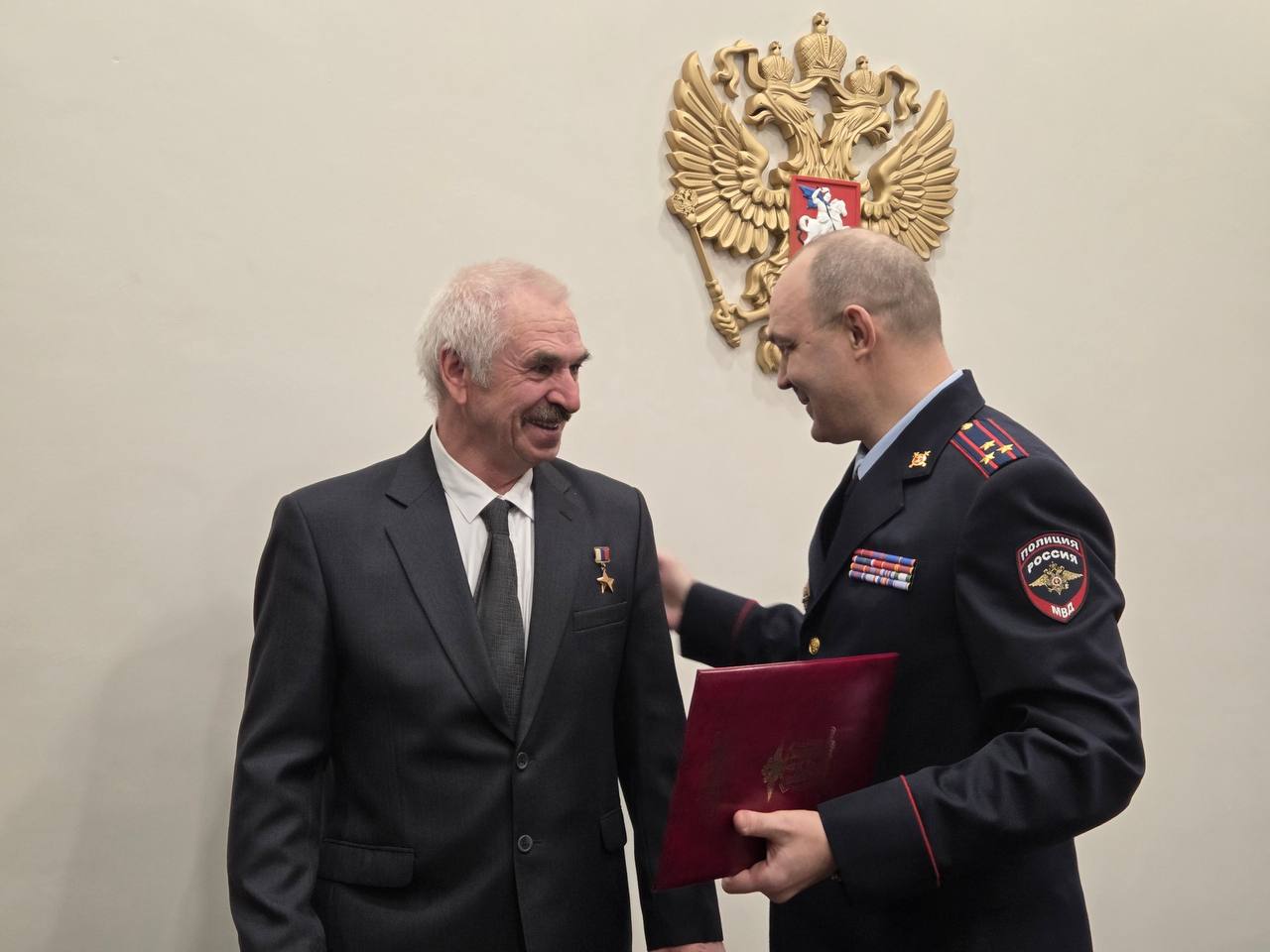 В региональном УМВД поздравили с юбилеем Героя Российской Федерации Сергея Баринова, прослужившего в органах внутренних дел больше 20 лет