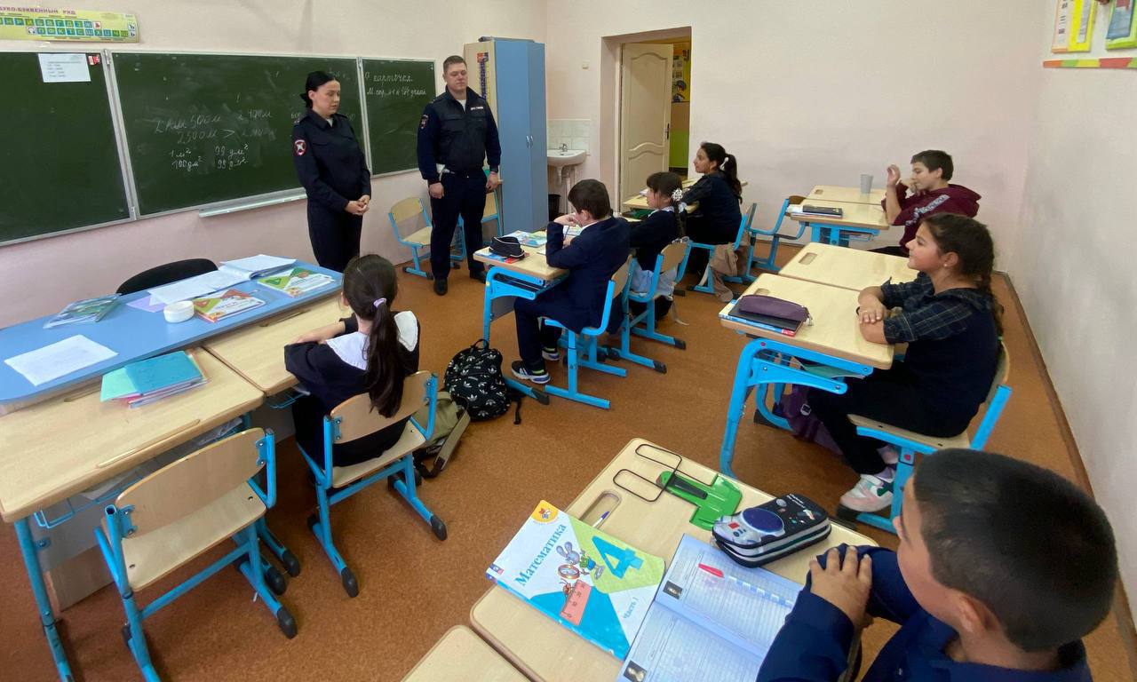 Сотрудники отделения Госавтоинспекции Черняховского района провели занятие для учащихся 4-го класса Доваторовской СОШ