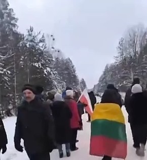 Литовцы выстроились в живую цепь против строительства военного полигона НАТО недалеко от Белоруссии и Калининграда