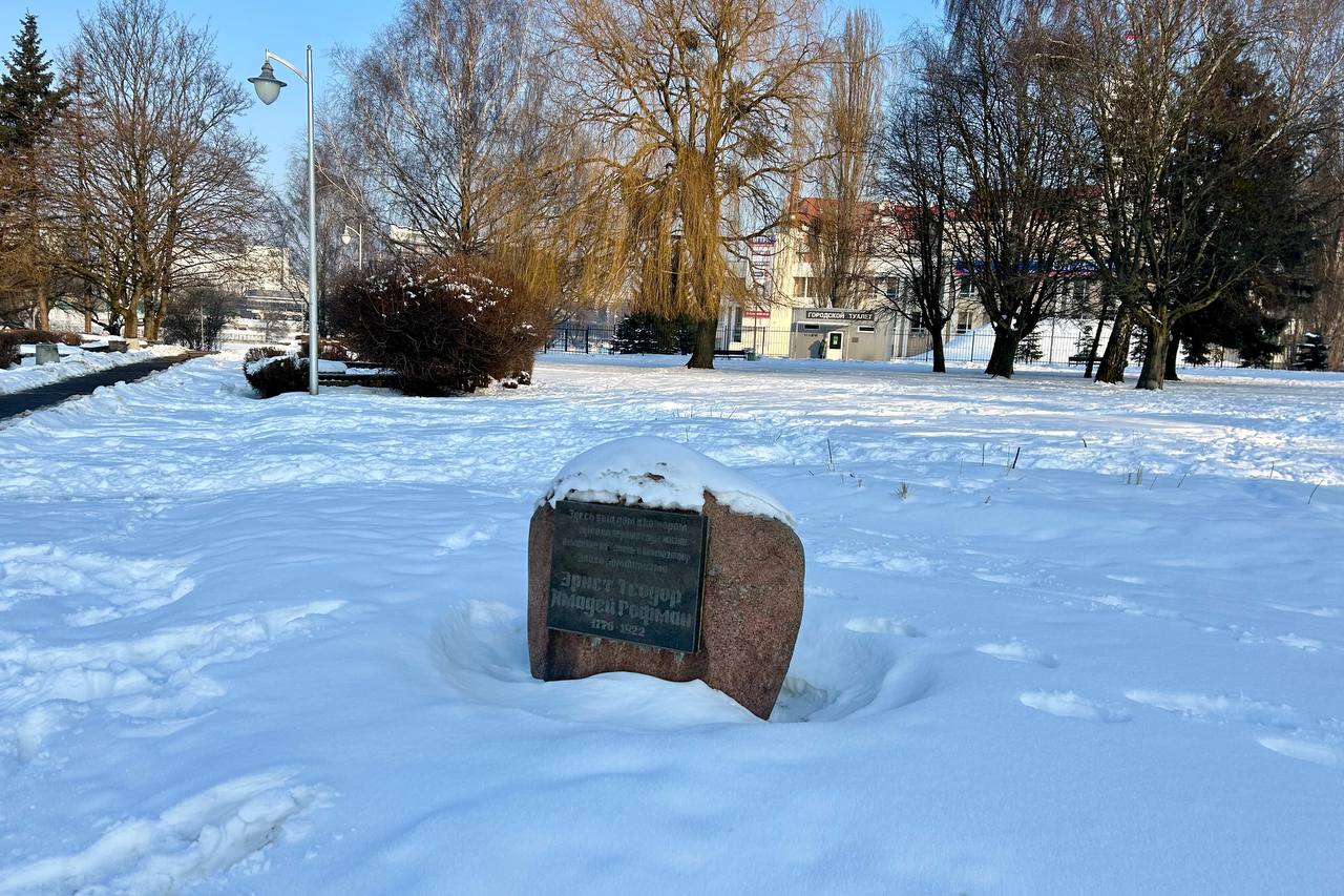 Рядом с Мировыми часами в Калининграде можно увидеть необычный валун Рядом с Мировыми часами в Калининграде можно увидеть необычный валун