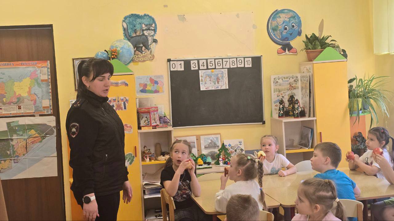 Сотрудники Госавтоинспекции города Светлый провели в детском саду №2 «Светлячок» профилактическое мероприятие «Зима прекрасна, когда безопасна!»