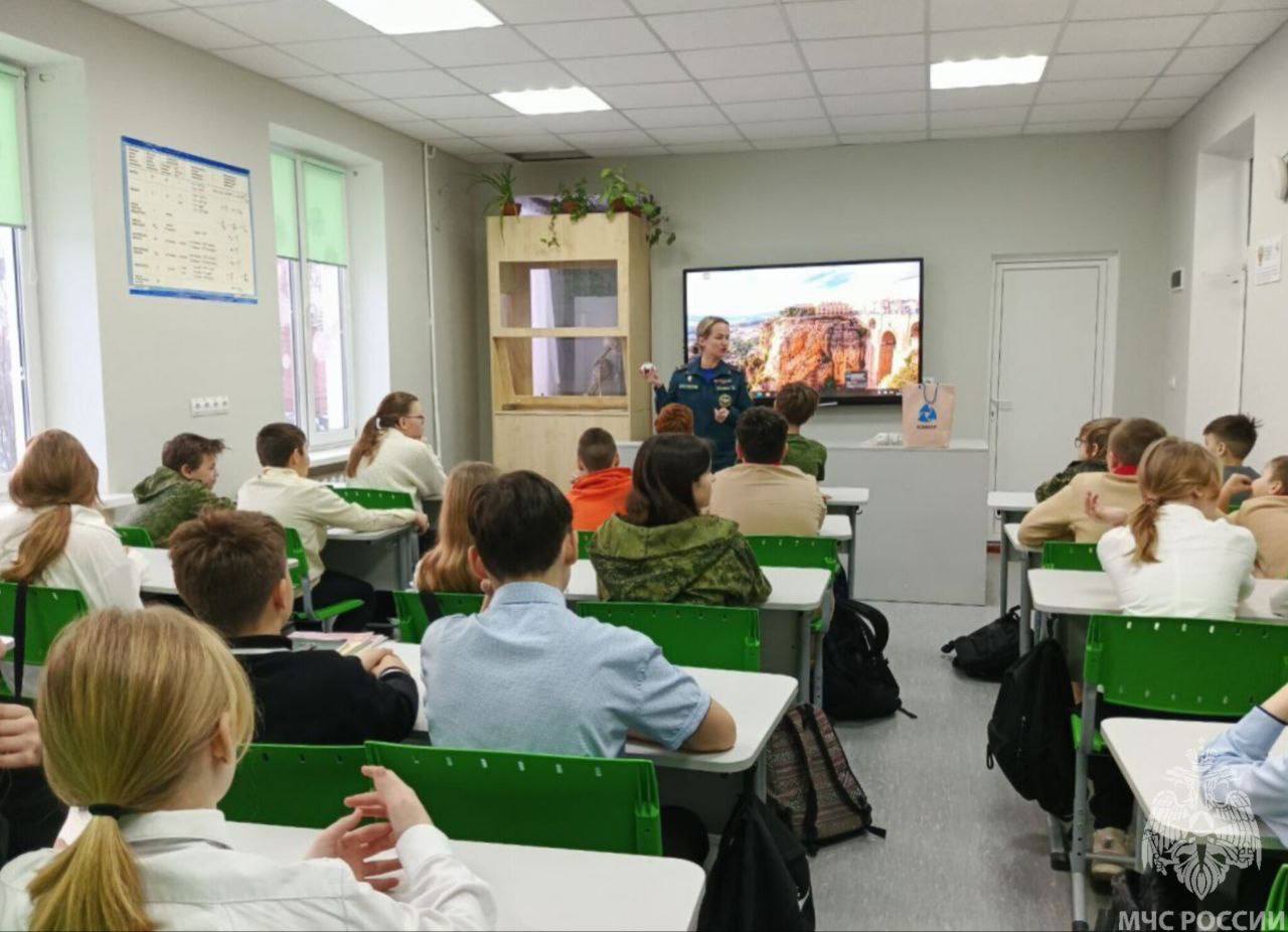 По совету МЧС . Инспекторы пожарного надзора нанесли профилактический визит в среднюю школу №8 Приморска. Такие мероприятия проводятся для того, чтобы сотрудники МЧС России могли ознакомиться с обстановкой в учреждении или... По совету МЧС . Инспекторы пожарного надзора нанесли профилактический визит в среднюю школу №8 Приморска. Такие мероприятия проводятся для того, чтобы сотрудники МЧС России могли ознакомиться с обстановкой в учреждении или...