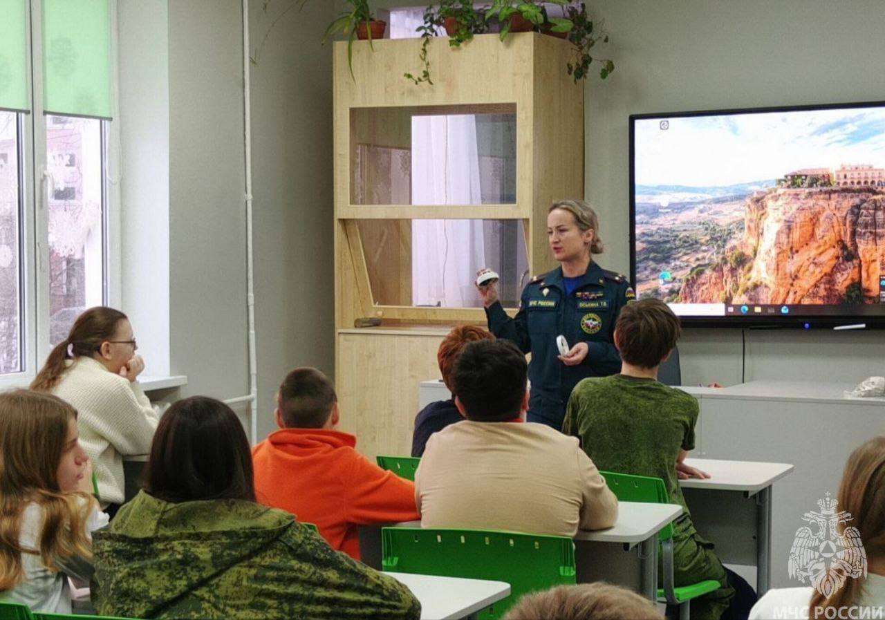 По совету МЧС . Инспекторы пожарного надзора нанесли профилактический визит в среднюю школу №8 Приморска. Такие мероприятия проводятся для того, чтобы сотрудники МЧС России могли ознакомиться с обстановкой в учреждении или... По совету МЧС . Инспекторы пожарного надзора нанесли профилактический визит в среднюю школу №8 Приморска. Такие мероприятия проводятся для того, чтобы сотрудники МЧС России могли ознакомиться с обстановкой в учреждении или...