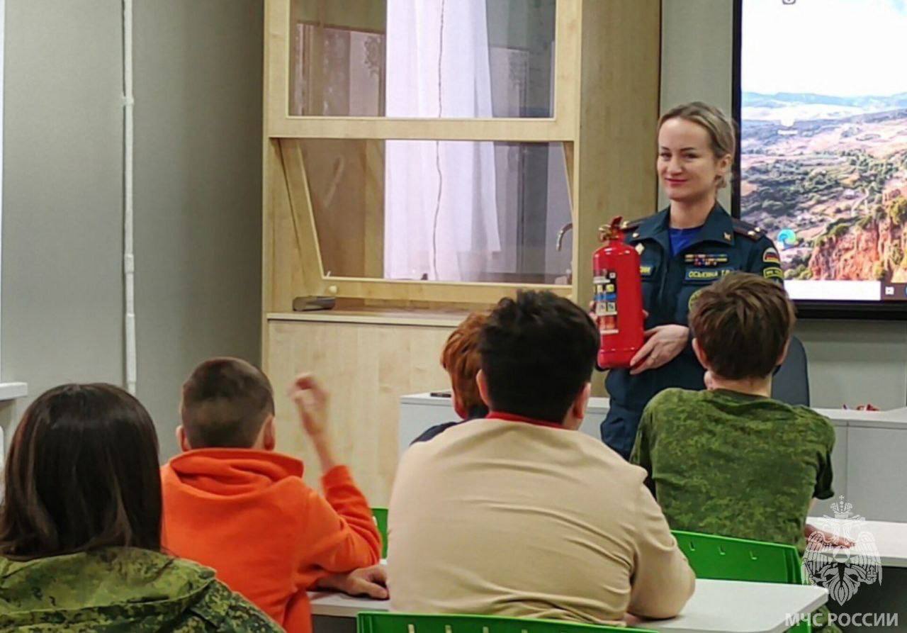 По совету МЧС . Инспекторы пожарного надзора нанесли профилактический визит в среднюю школу №8 Приморска. Такие мероприятия проводятся для того, чтобы сотрудники МЧС России могли ознакомиться с обстановкой в учреждении или...