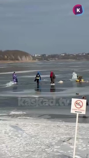 Калининградские фридайверы и «Янтарные Моржи» устроили заплыв подо льдом