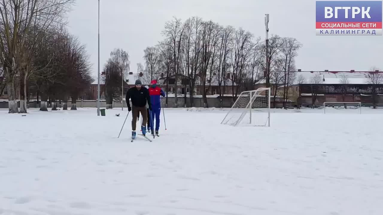 На стадионе в Гусеве военнослужащие готовятся к соревнованиям по зимнему офицерскому троеборью