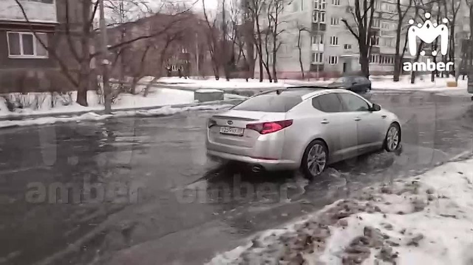 Мощный потоп на Портовой.. Местные говорят, прорвало трубу в районе дома № 6, там уже затопило подвалы. Люди ждут "Водоканал" с 7.30