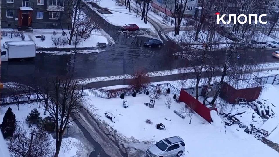 В Калининграде из-за коммунальной аварии затопило проезжую часть на улице Портовой