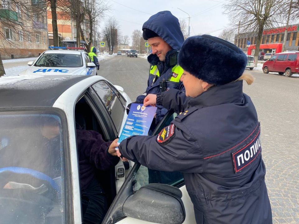 Сотрудники отделения Госавтоинспекции города Советска провели профилактические беседы по теме «Безопасность на зимней дороге» с участниками дорожного движения на улицах города