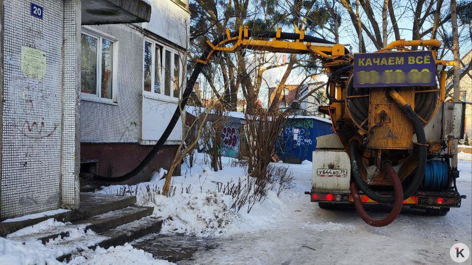 Ассенизаторы не спасли: жителям подтопленного дома на Калязинской предлагают самим проложить дренаж