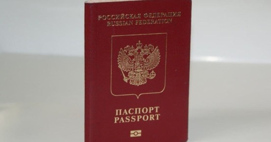 Российский загранпаспорт перестанет быть семейным альбомом: в документ нельзя будет вписывать детей и вклеивать их фото