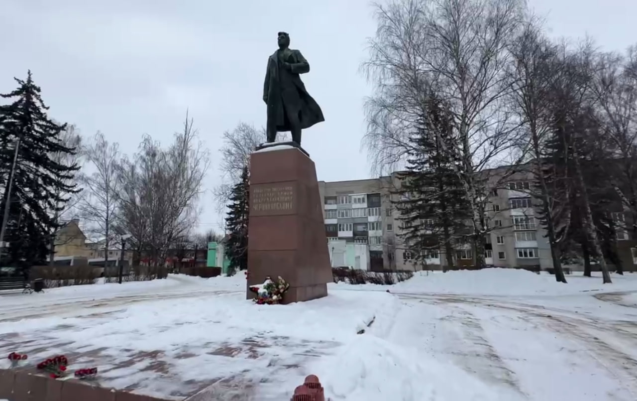 Руководитель СУ СК России по Калининградской области почтил память выдающегося советского полководца Ивана Черняховского Руководитель СУ СК России по Калининградской области почтил память выдающегося советского полководца Ивана Черняховского