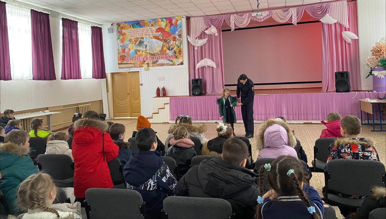 Сотрудники отделения Госавтоинспекции МО МВД России «Неманский» совместно с представителями корпорации ООО «РЭНЕРА» встретились с первоклассниками МАОУ «СОШ №1 г. Неман» Сотрудники отделения Госавтоинспекции МО МВД России «Неманский» совместно с представителями корпорации ООО «РЭНЕРА» встретились с первоклассниками МАОУ «СОШ №1 г. Неман»