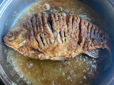 Как жарить рыбу так, чтобы она не прилипала и образовала золотистую корочку