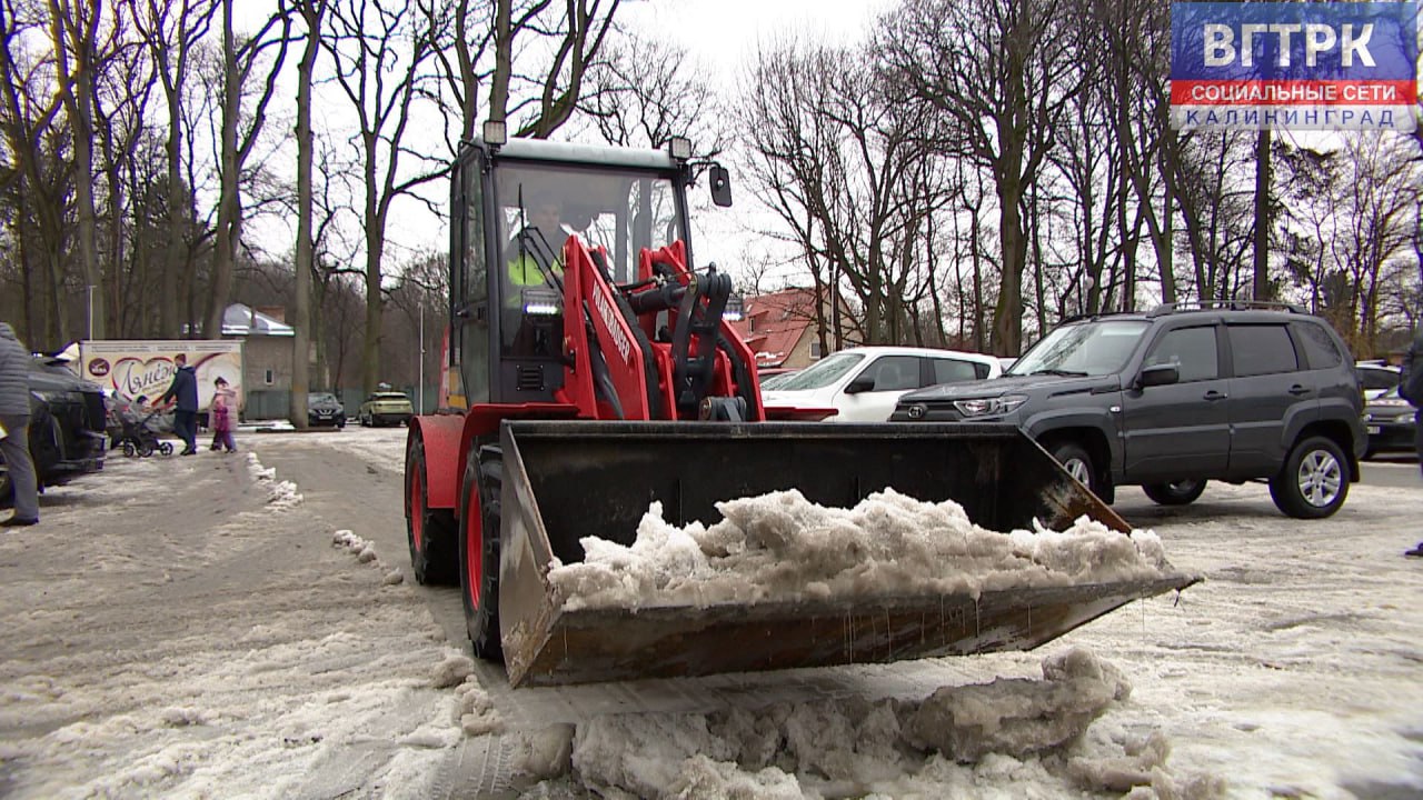 Дорожные службы продолжают устранять последствия ледяного дождя на региональных дорогах