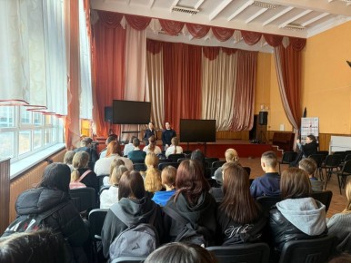 В целях профилактики нарушений Правил дорожного движения несовершеннолетними, инспектор отделения Госавтоинспекции совместно с инспектором ПДН МО МВД России «Гвардейский» провели профилактическую беседу с учащимися МБОУ "СШ...