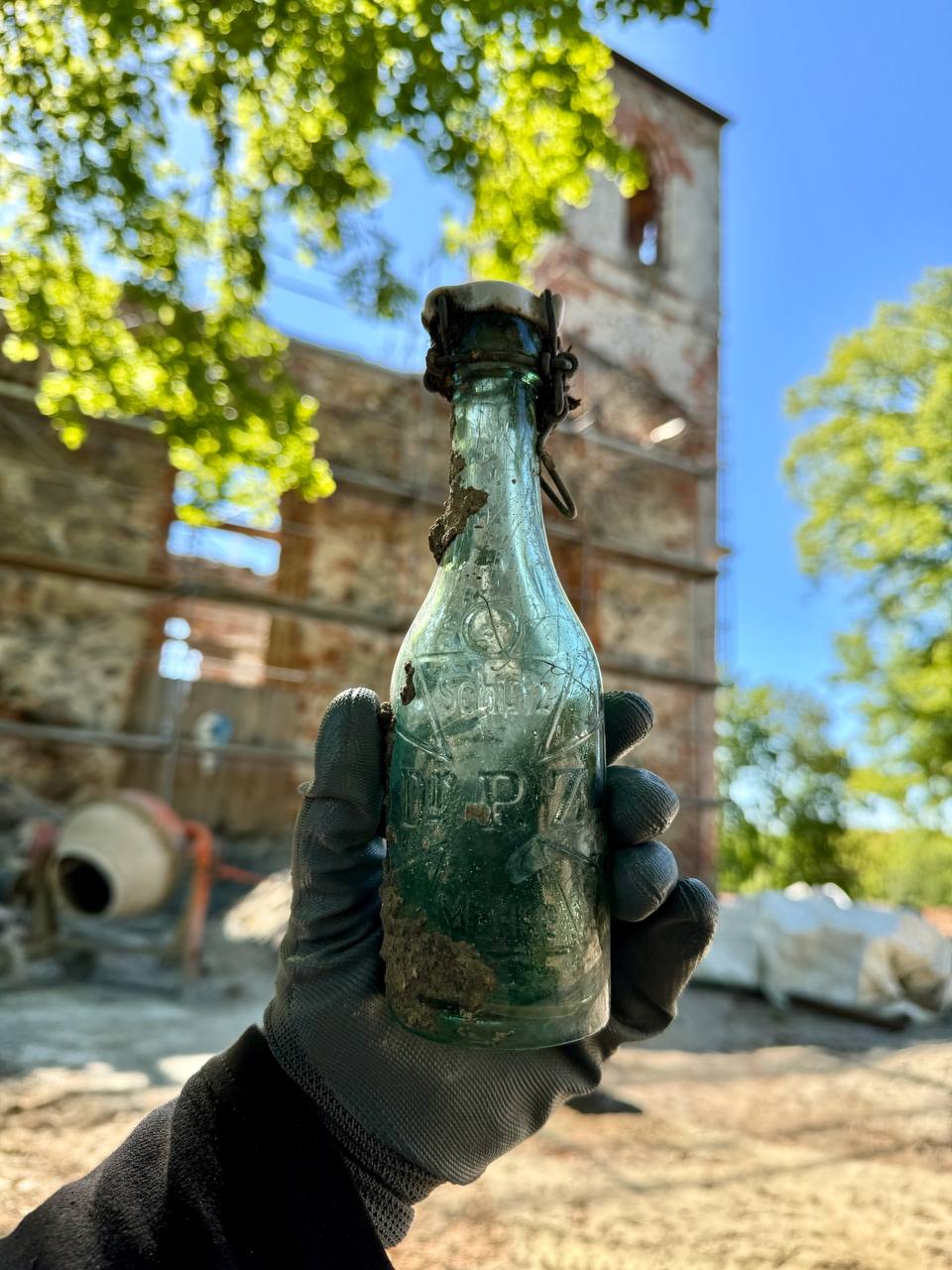 Под Зеленоградском в кирхе Рудау нашли бутылку минералки конца XIX — начала XX века