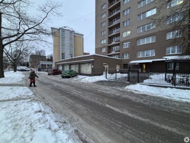 В центре Калининграда сотрудники ГАИ начали активно эвакуировать автомобили, припаркованные у здания Арбитражного суда