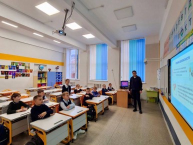 В Гимназии № 2 г.Черняховска с учениками младших классов сотрудники Госавтоинспекции провели мероприятие, посвящённое профилактике детского дорожно-транспортного травматизма