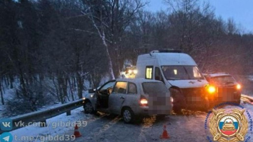 В ДТП со скорой помощью и двумя легковушками под Зеленоградском получили травмы фельдшер и ещё два человека