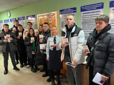 Сотрудники ОГИБДД МО МВД России «Советский» во время проведения профилактической встречи напомнили кандидатам в водители о важности соблюдения ПДД, рассказали о причинах ДТП и их последствиях