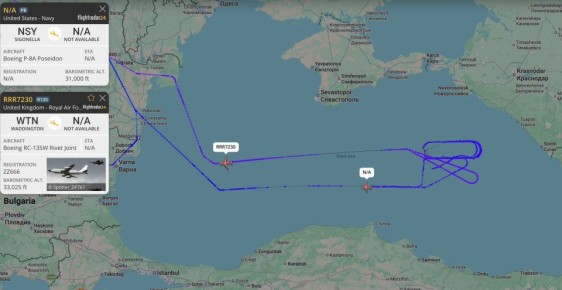 Тем временем в Чёрном море у побережья Республики Крым и Краснодарского края ведут разведку P-8A Poseidon ВМС США и RC-135W Rivet Joint Королевских ВВС Великобритании