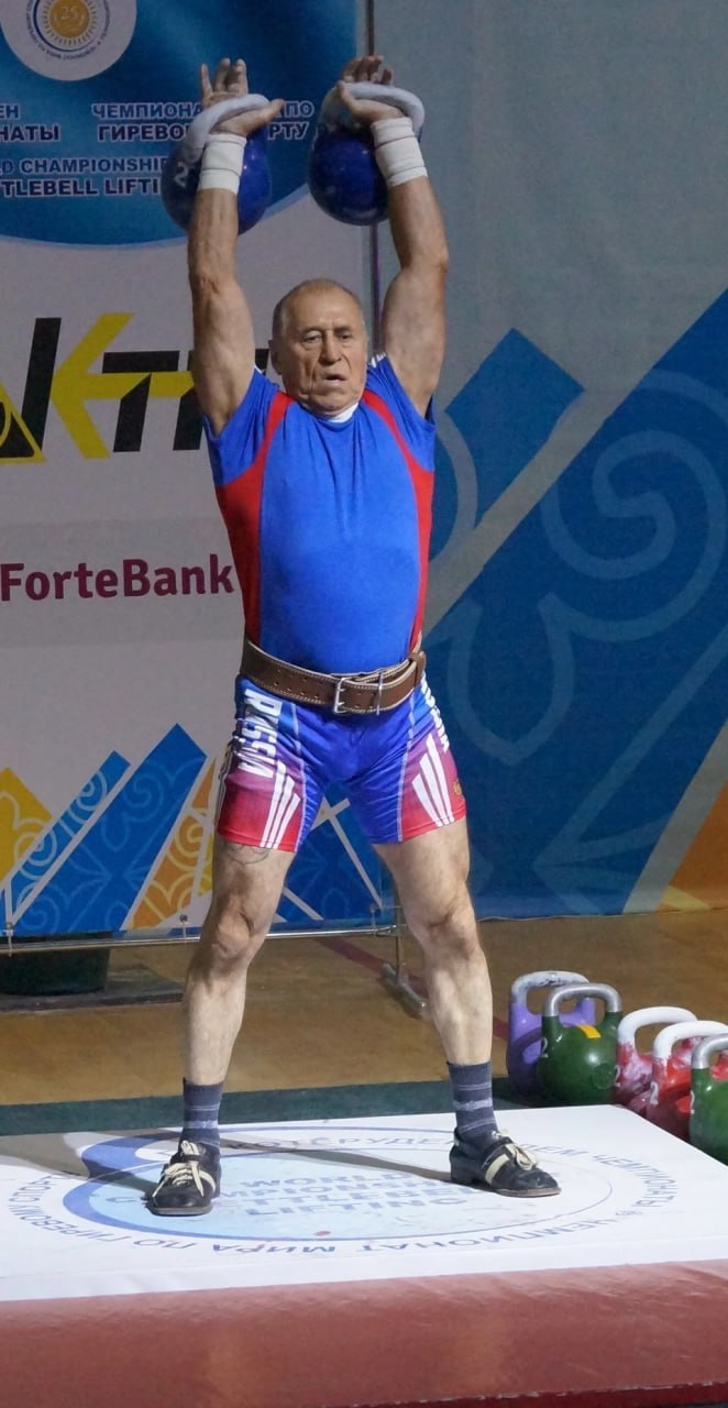 80-летний силач из Правдинска завоевал золотую медаль турнира «Янтарные гири»