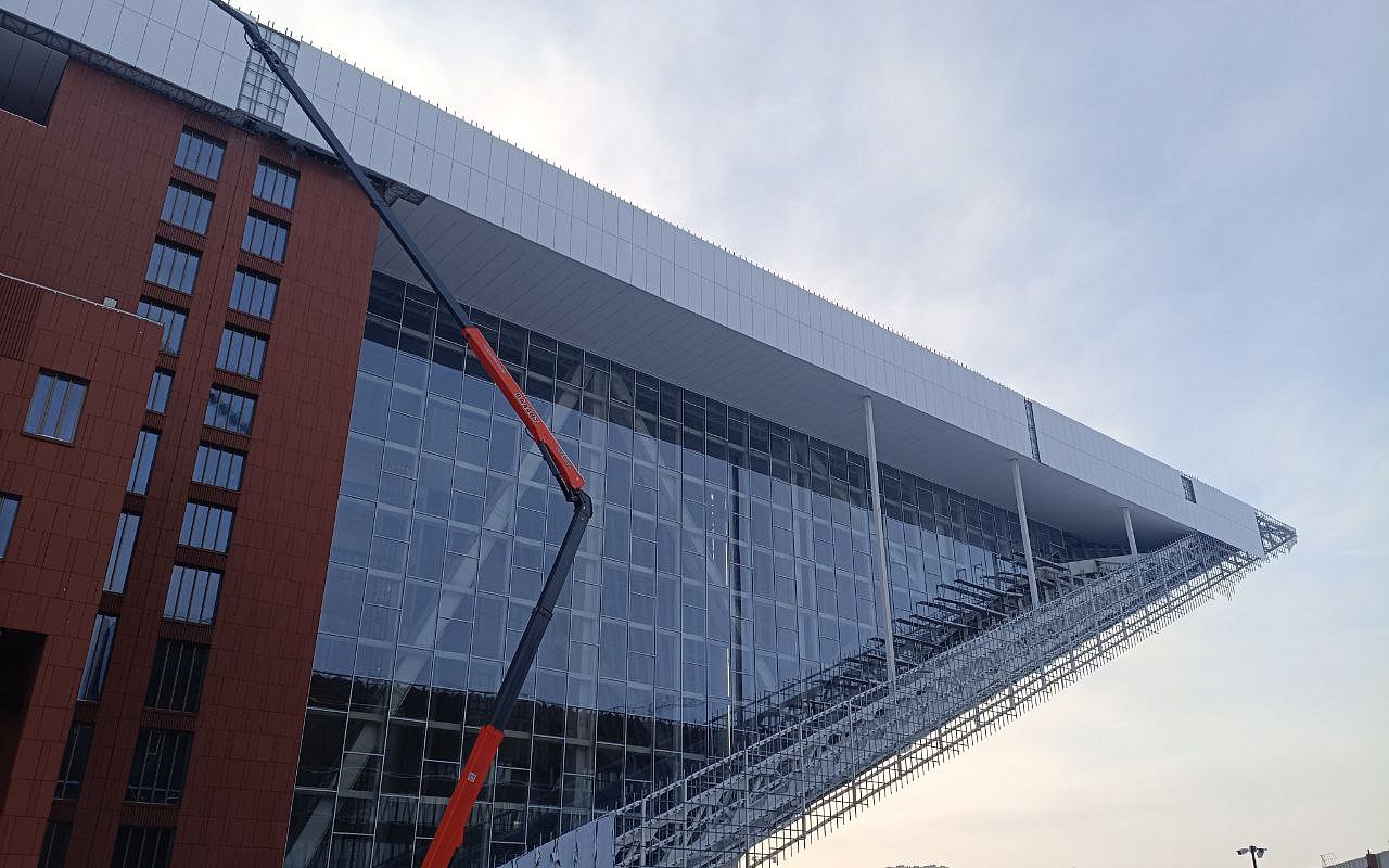 В Калининграде завершили оформление филиала Большого театра масштабными витражами