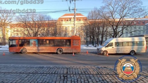 Пассажирка маршрутки пострадала в ДТП, произошедшем в центре Калининграда