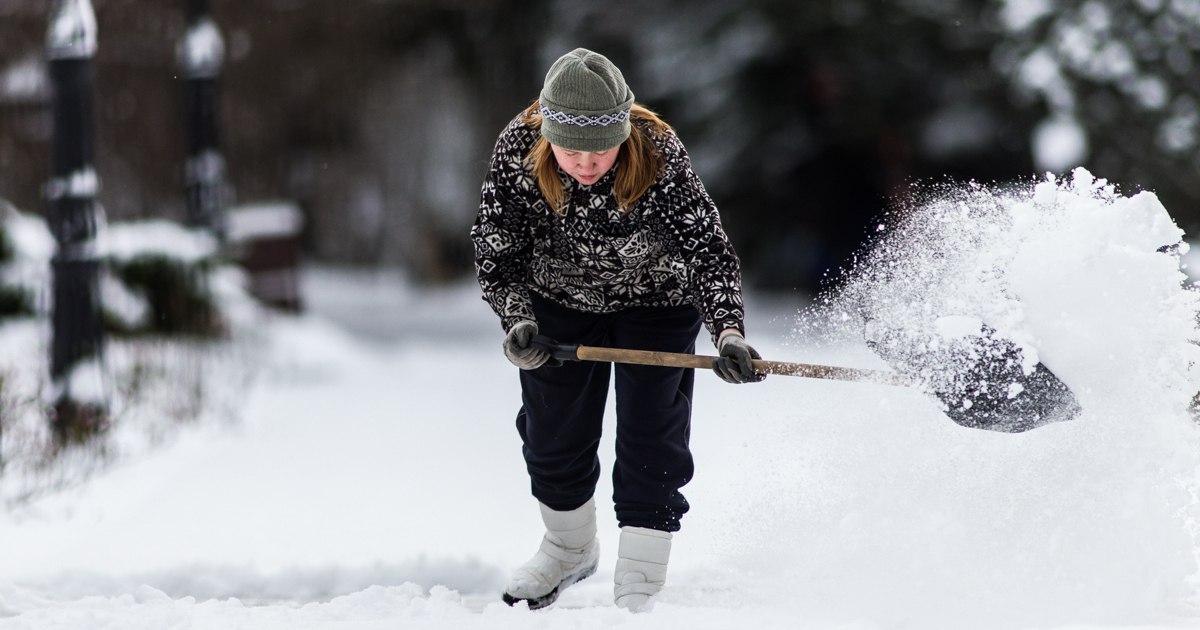 Врачи рассказали, как расчищать парковку и не сорвать спину