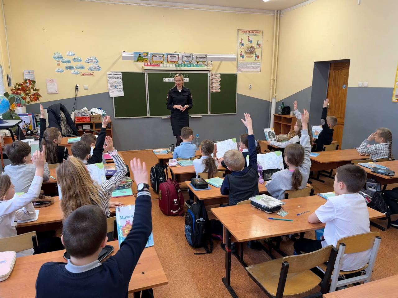 В рамках специального профилактического мероприятия «Пешеход» сотрудники Центра ДиТН ПБДД ГИБДД проводят уроки безопасности В рамках специального профилактического мероприятия «Пешеход» сотрудники Центра ДиТН ПБДД ГИБДД проводят уроки безопасности