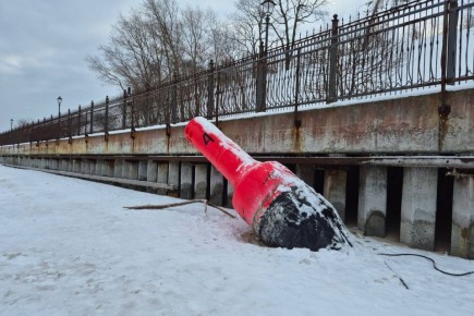 Вот такой двухметровый буй можно увидеть не далеко в море, а прямо на пляже в Пионерском