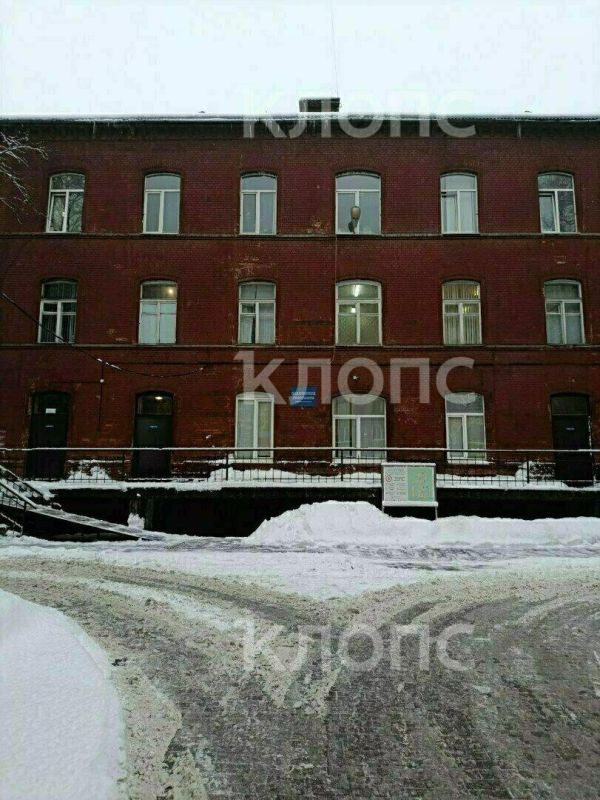 Как убирают лестницы и тротуары вблизи медицинских учреждений — в фоторепортаже «Клопс»