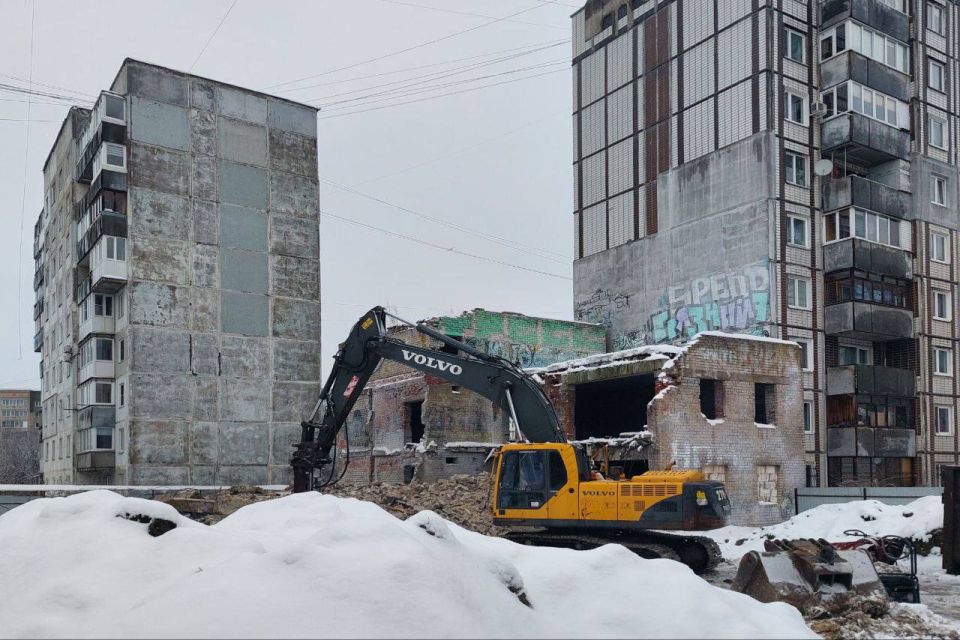 На Еловой аллее в Калининграде начали сносить долгострой