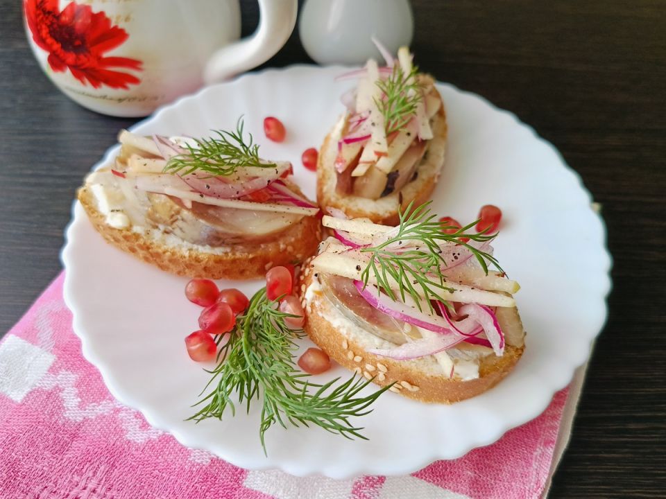 Кулинарные эксперименты: необычные бутерброды с селедкой и яблоком, которые всех удивят