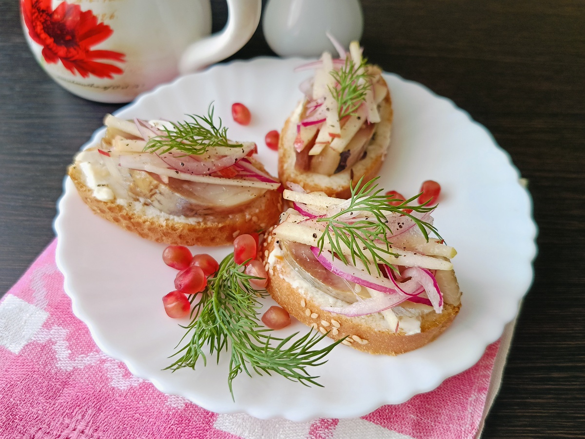 Кулинарные эксперименты: необычные бутерброды с селедкой и яблоком, которые всех удивят