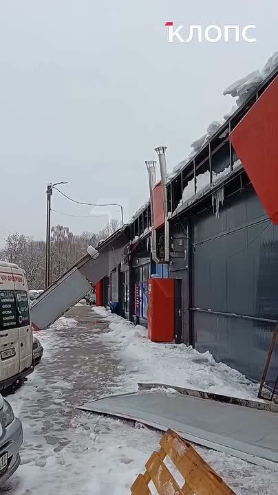 У магазина «Спар» на улице Емельянова в Калининграде отвалилась часть металлического козырька