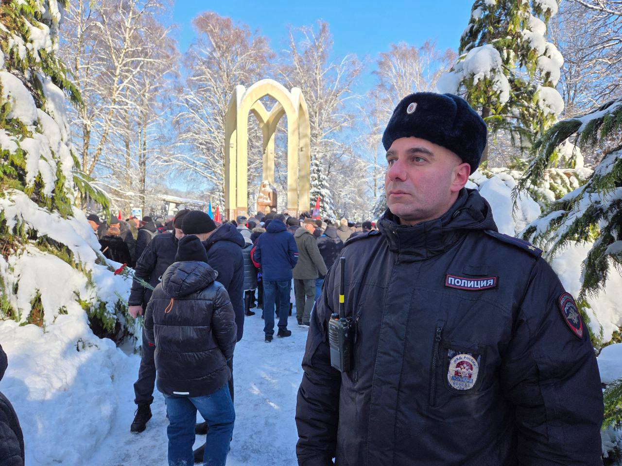 Сотрудники УМВД России по Калининградской области и общественники возложили цветы к памятнику воинам-интернационалистам Сотрудники УМВД России по Калининградской области и общественники возложили цветы к памятнику воинам-интернационалистам