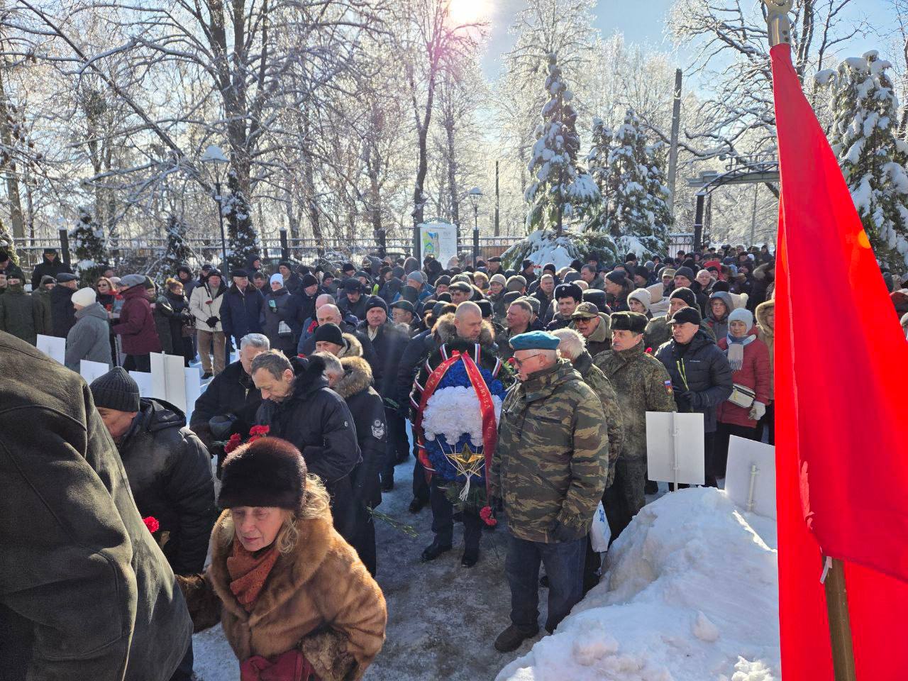 Сотрудники УМВД России по Калининградской области и общественники возложили цветы к памятнику воинам-интернационалистам Сотрудники УМВД России по Калининградской области и общественники возложили цветы к памятнику воинам-интернационалистам