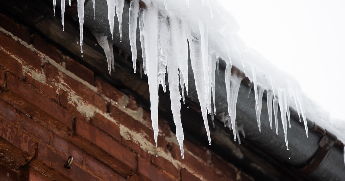 Калининградцев призвали не ходить в наушниках у домов во время оттепели