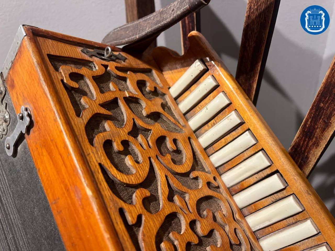 В Гусевском музее хранится уникальный экспонат – гармонь бойца Красной Армии В Гусевском музее хранится уникальный экспонат – гармонь бойца Красной Армии