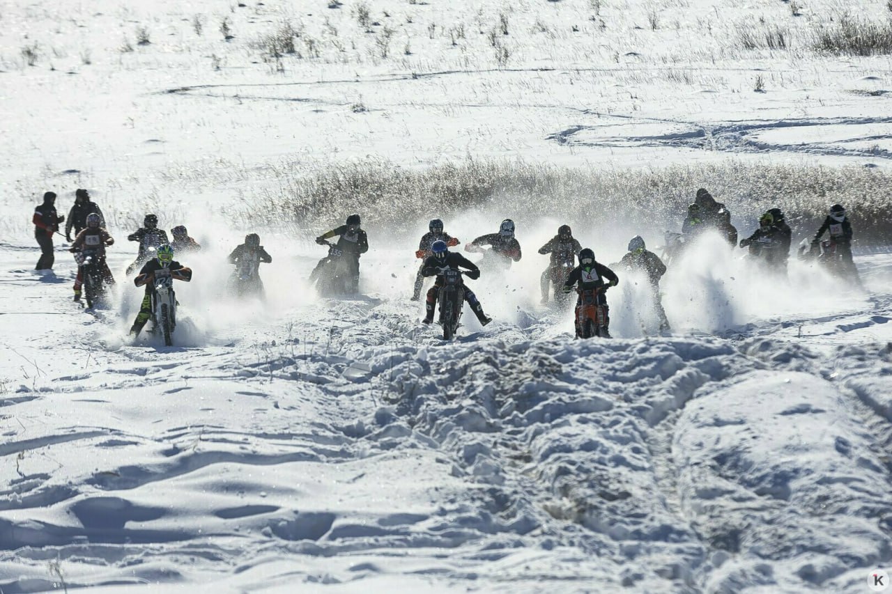 Солнце, дым и рёв моторов: калининградские экстремалы устроили заезд по заснеженному бездорожью Солнце, дым и рёв моторов: калининградские экстремалы устроили заезд по заснеженному бездорожью