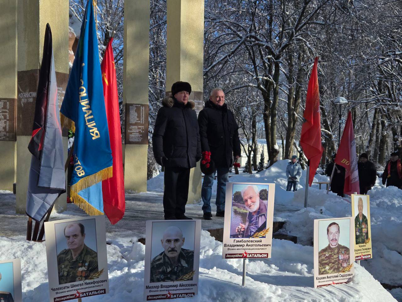 Сотрудники УМВД России по Калининградской области и общественники возложили цветы к памятнику воинам-интернационалистам Сотрудники УМВД России по Калининградской области и общественники возложили цветы к памятнику воинам-интернационалистам