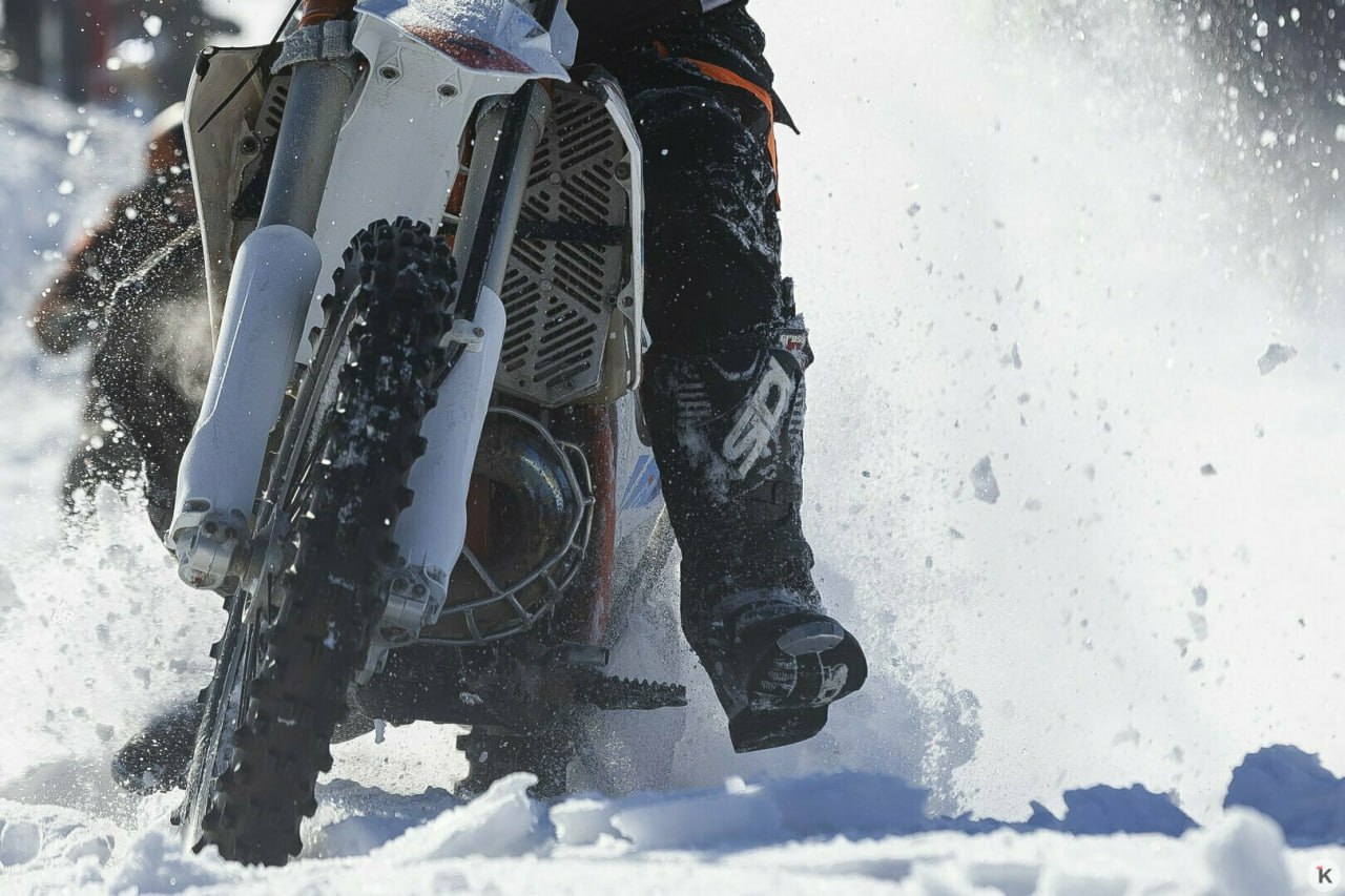 Солнце, дым и рёв моторов: калининградские экстремалы устроили заезд по заснеженному бездорожью Солнце, дым и рёв моторов: калининградские экстремалы устроили заезд по заснеженному бездорожью