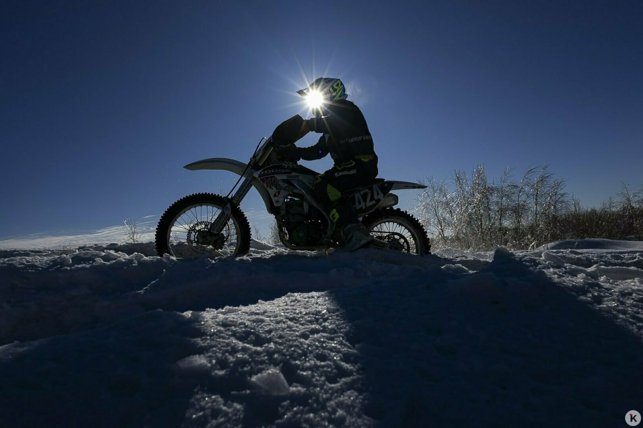 Солнце, дым и рёв моторов: калининградские экстремалы устроили заезд по заснеженному бездорожью Солнце, дым и рёв моторов: калининградские экстремалы устроили заезд по заснеженному бездорожью
