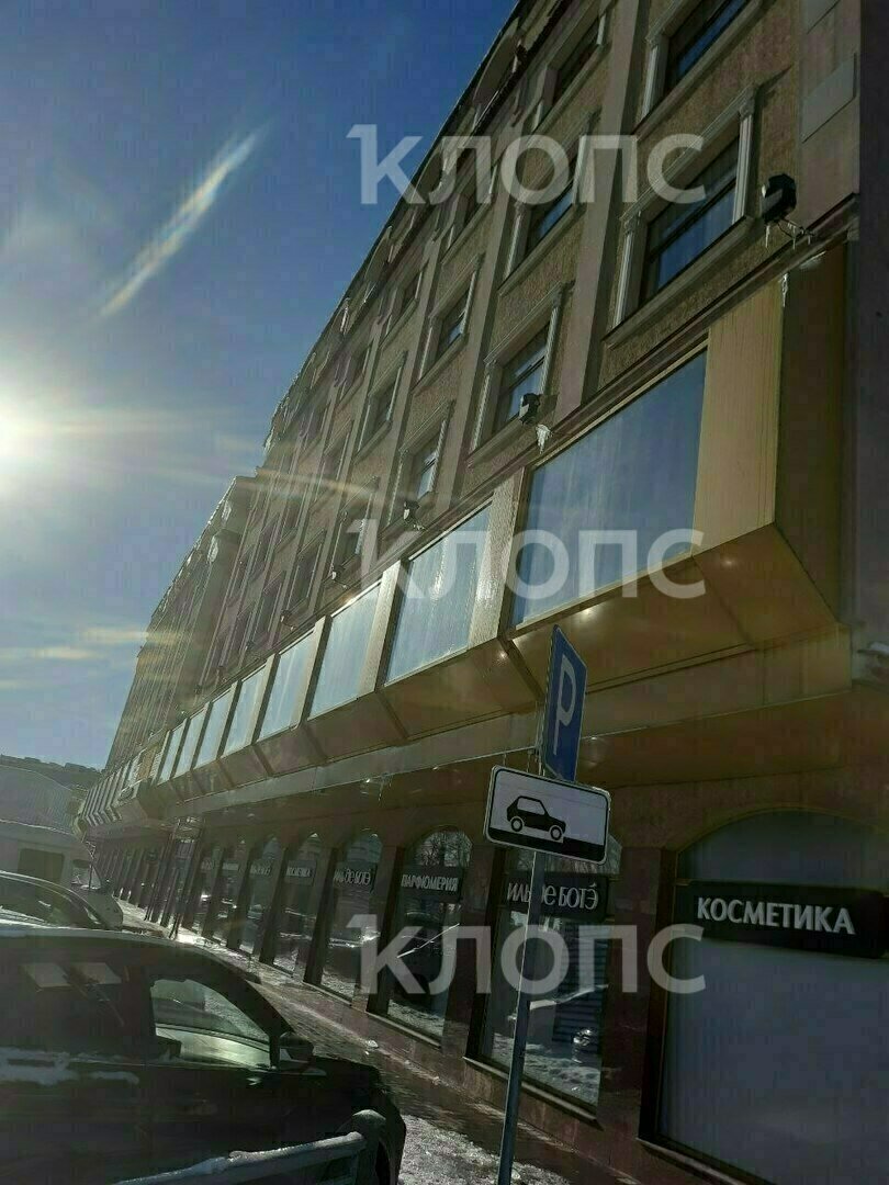 В центре Калининграда сосулька пробила стекло припаркованной у бизнес-центра машины В центре Калининграда сосулька пробила стекло припаркованной у бизнес-центра машины