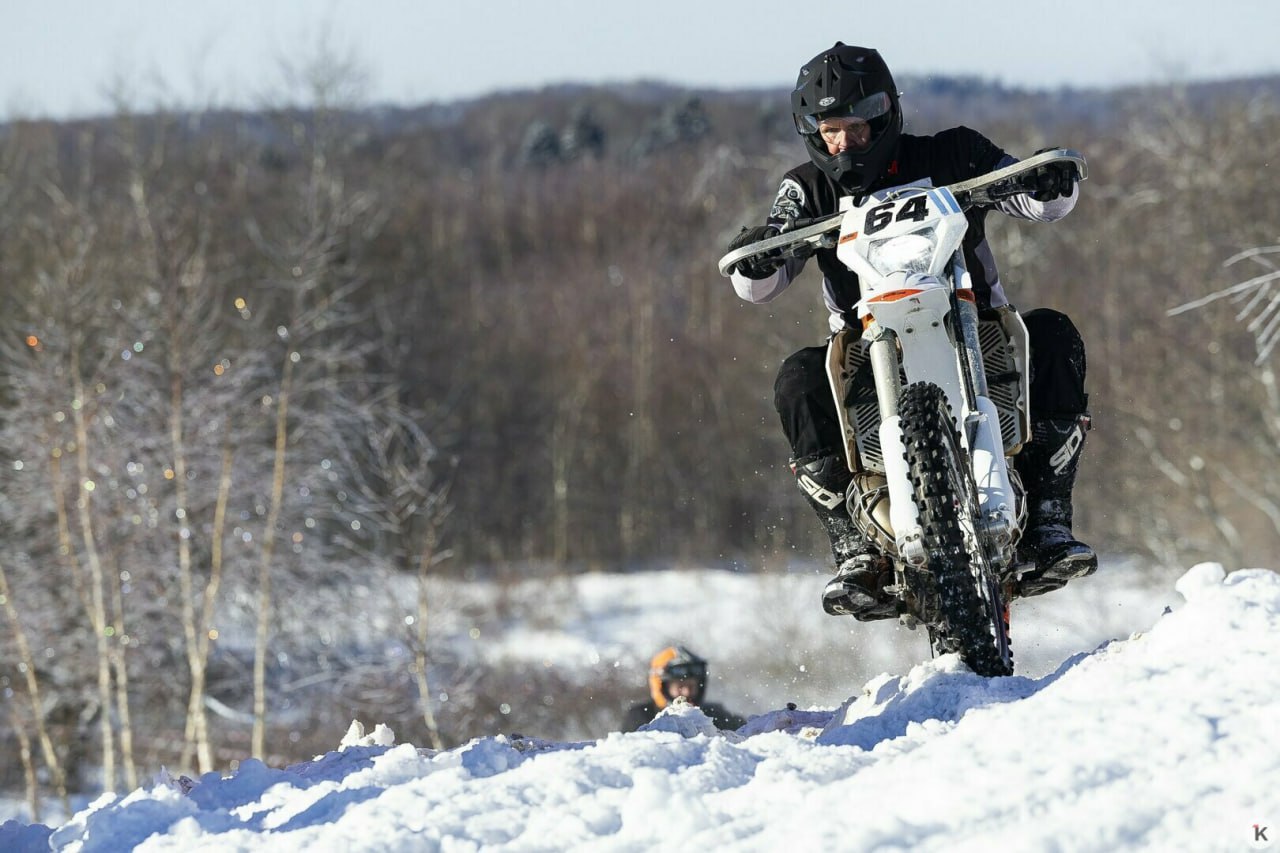 Солнце, дым и рёв моторов: калининградские экстремалы устроили заезд по заснеженному бездорожью Солнце, дым и рёв моторов: калининградские экстремалы устроили заезд по заснеженному бездорожью