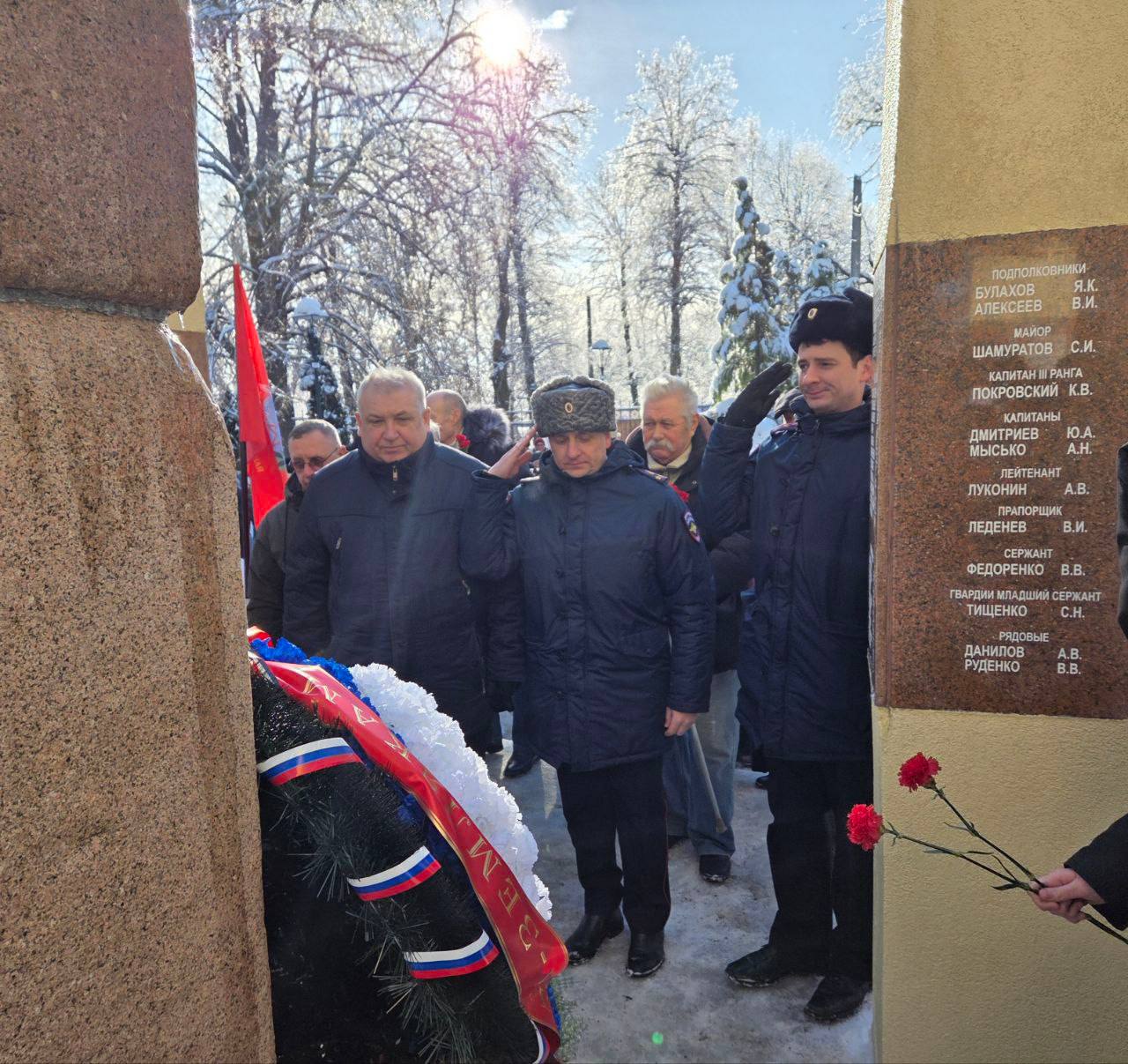 Сотрудники УМВД России по Калининградской области и общественники возложили цветы к памятнику воинам-интернационалистам